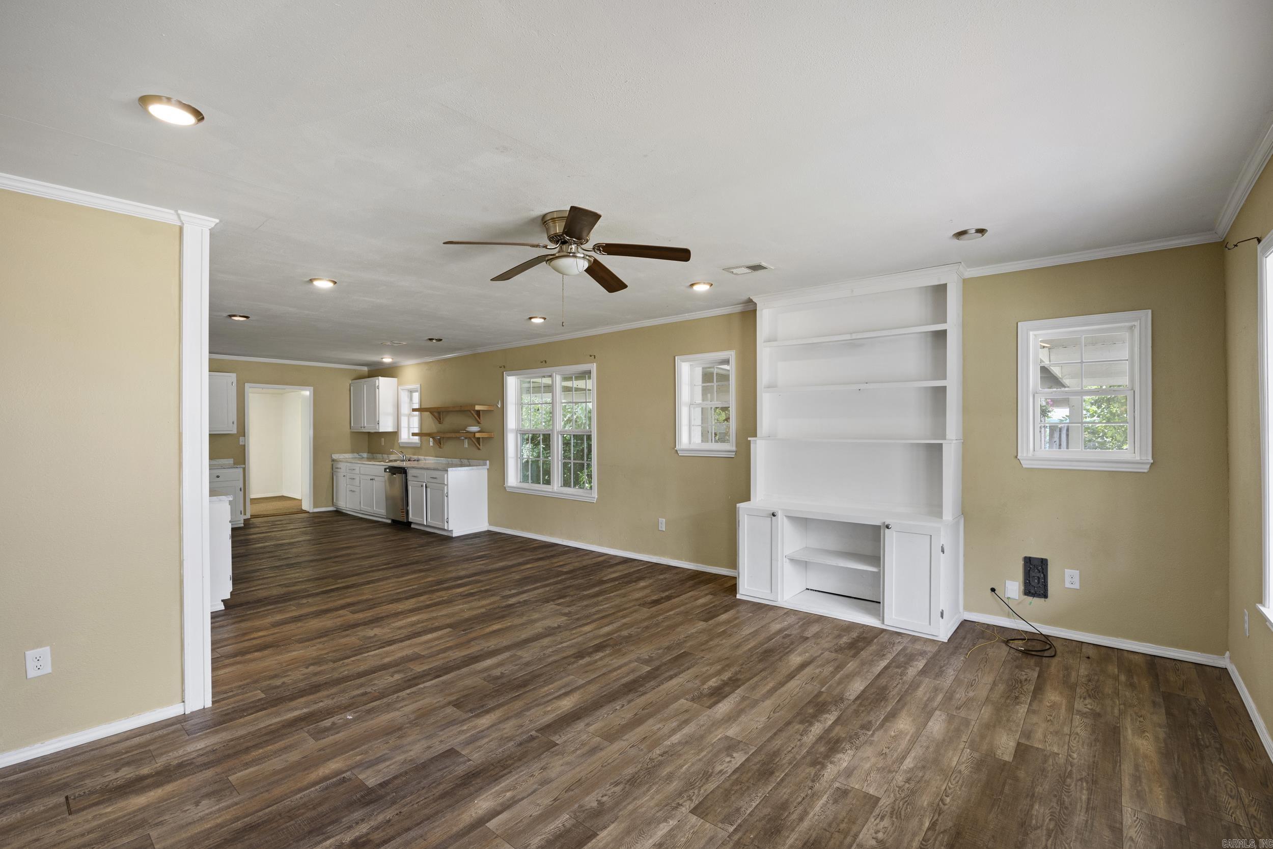 200 E J Street Property Photo 9