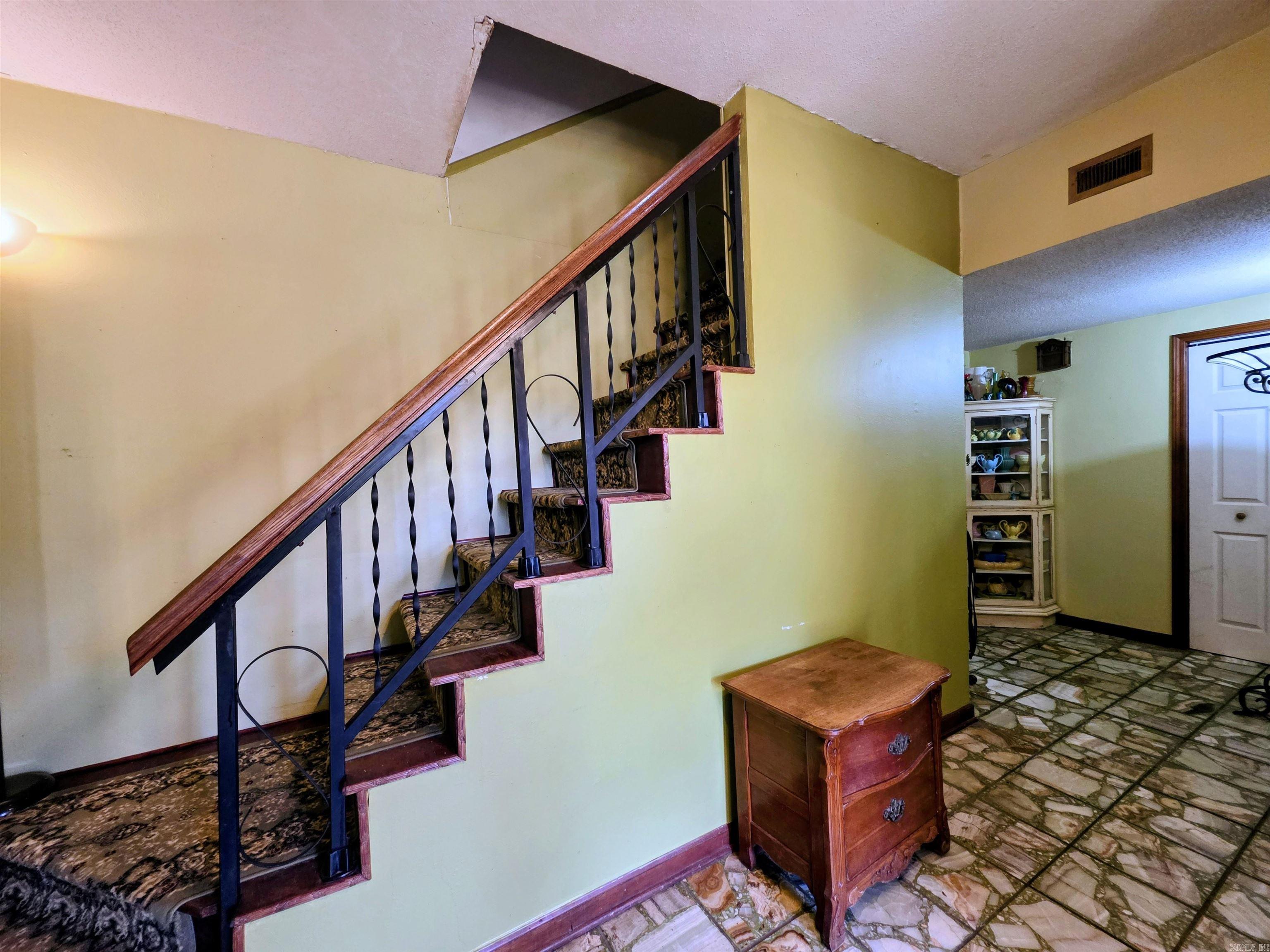 181 Merry Ln Property Photo 9