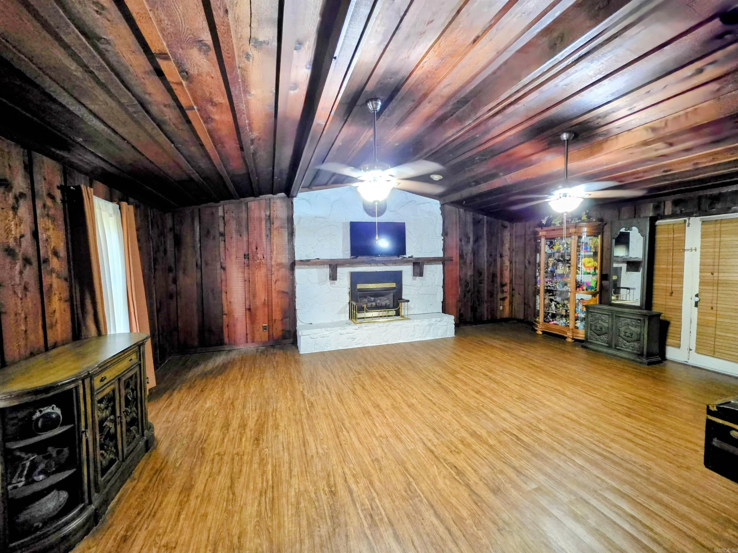 181 Merry Ln Property Photo 10