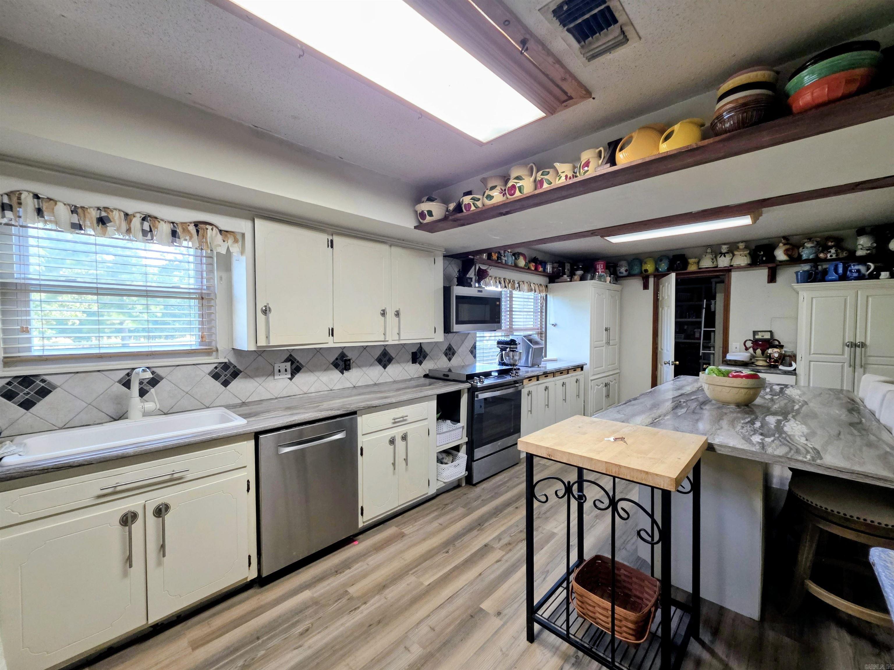 181 Merry Ln Property Photo 11