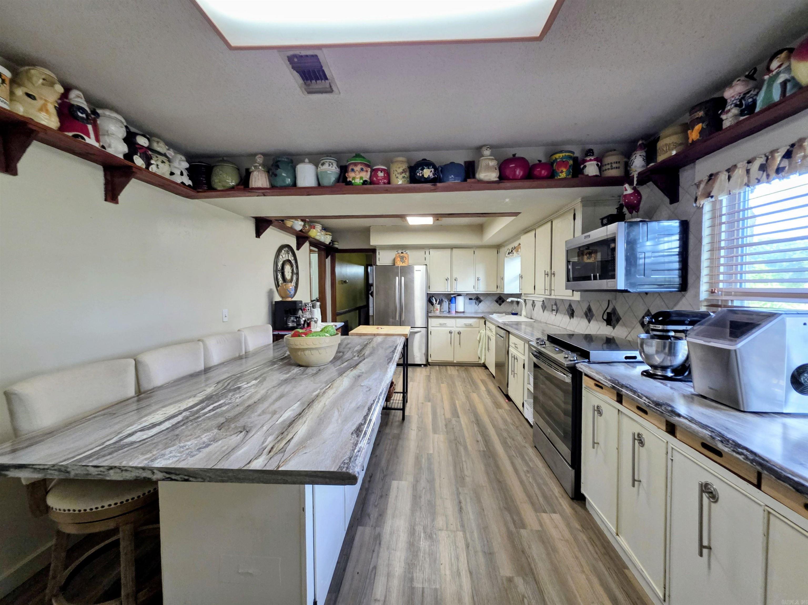 181 Merry Ln Property Photo 12