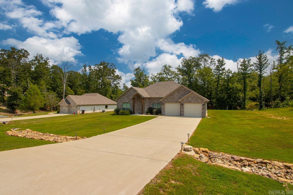 689 Lucy Ln Property Photo 2