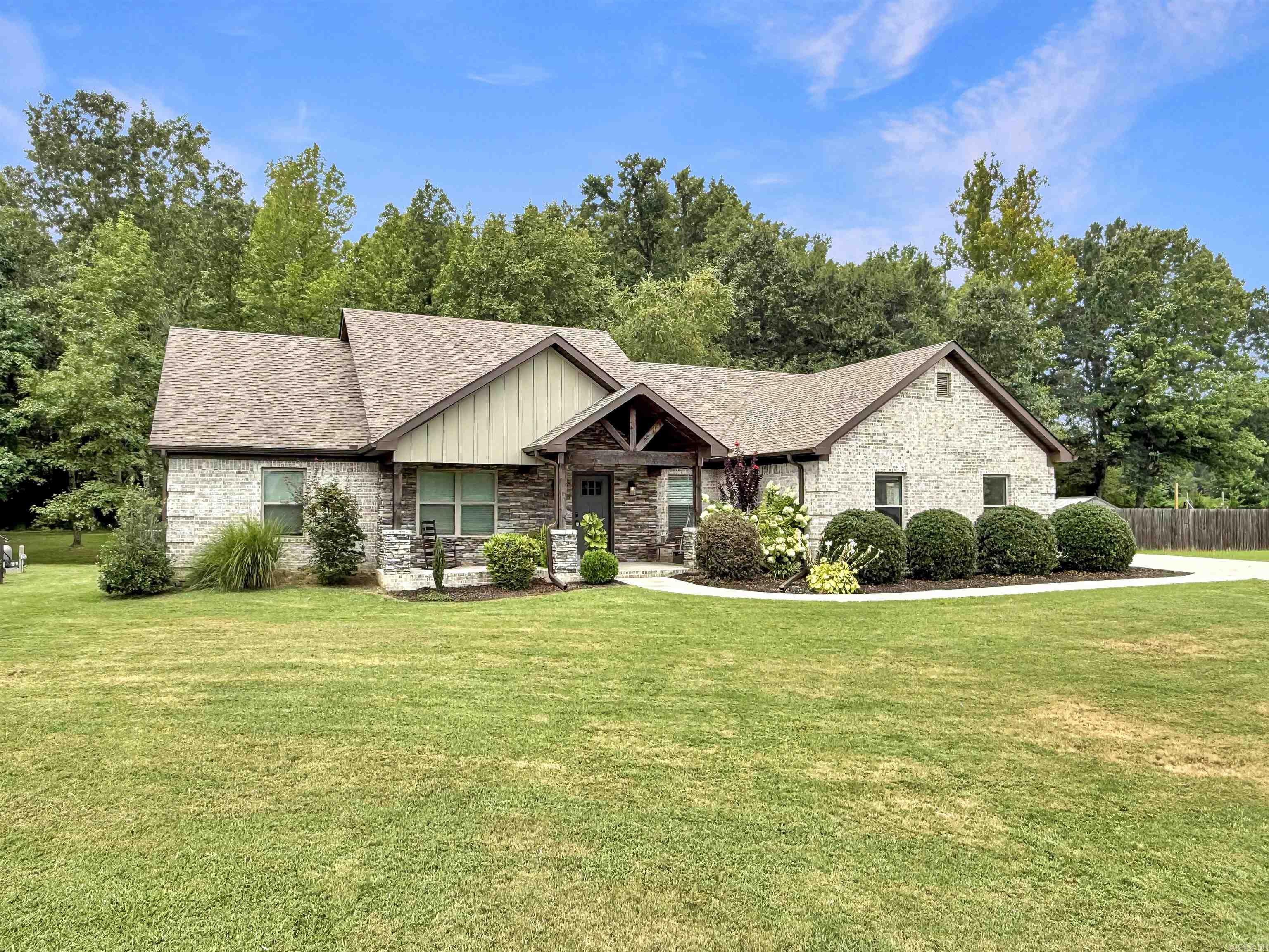 305 Sandy Creek Drive Property Photo 1