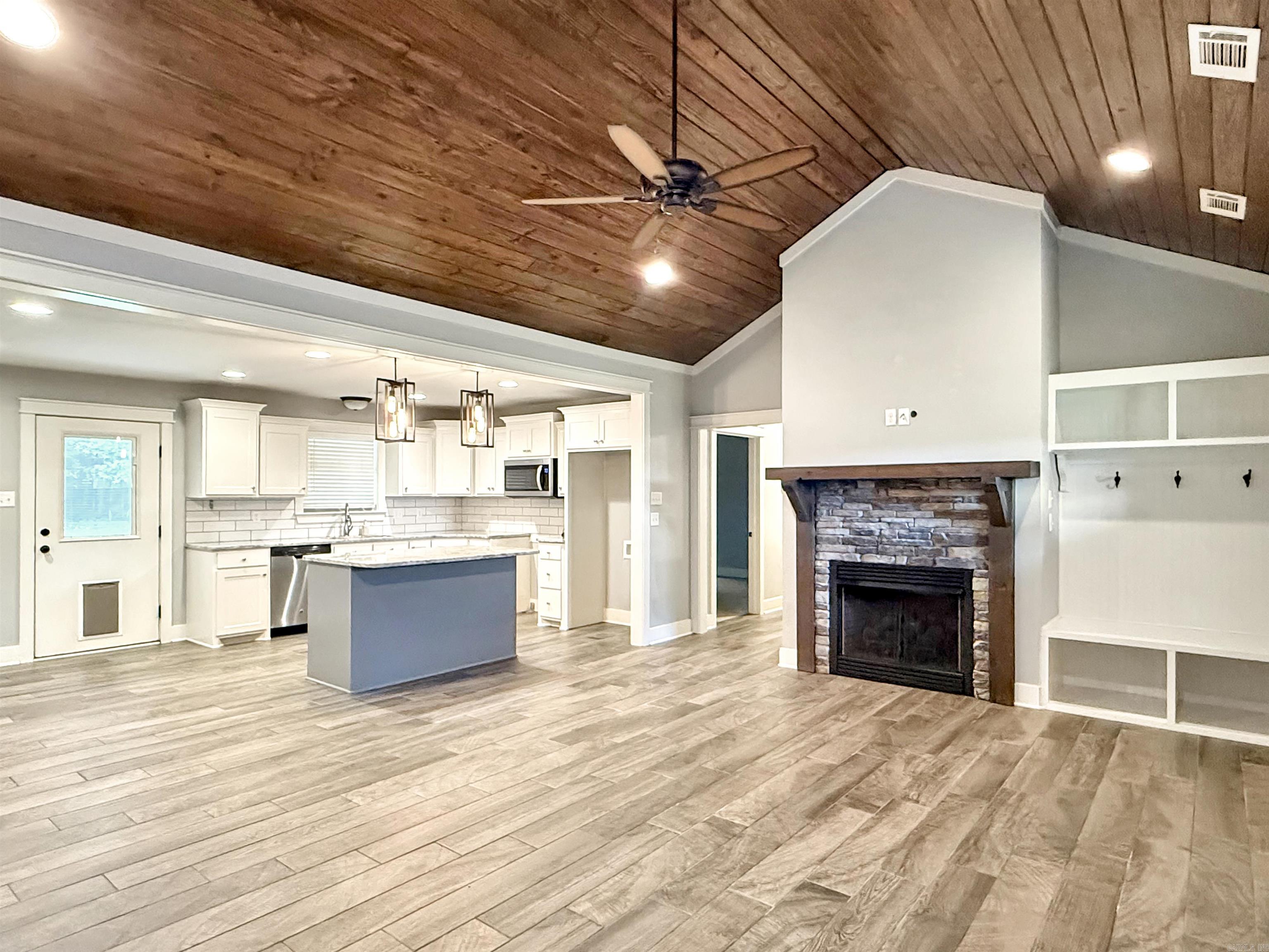 305 Sandy Creek Drive Property Photo 3