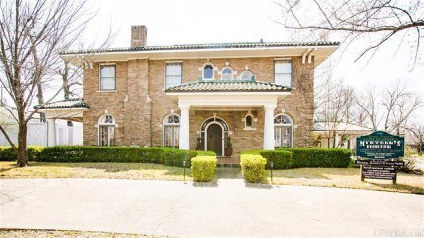323 W Oak Property Photo 1