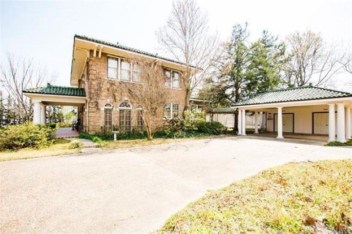 323 W Oak Property Photo 3