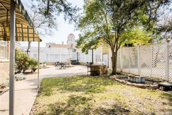323 W Oak Property Photo 5