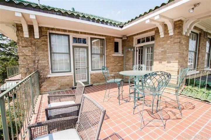 323 W Oak Property Photo 7