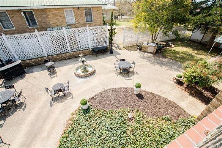 323 W Oak Property Photo 8