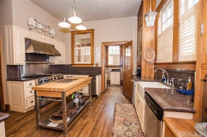 323 W Oak Property Photo 9