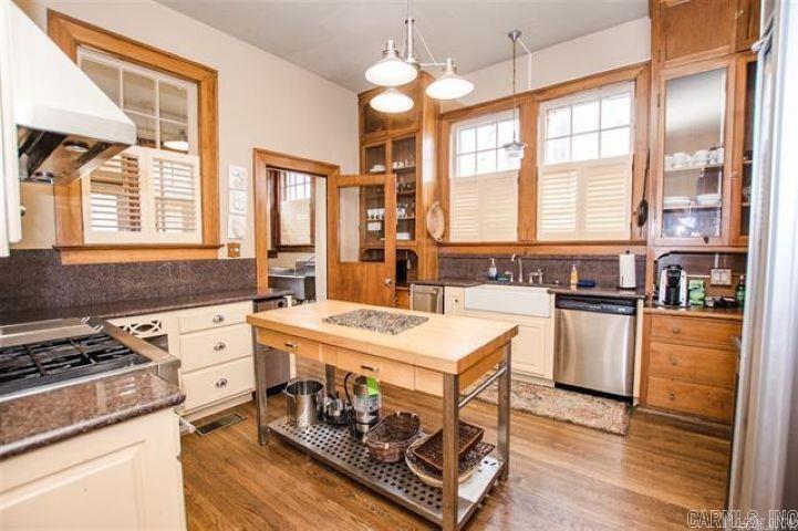 323 W Oak Property Photo 10