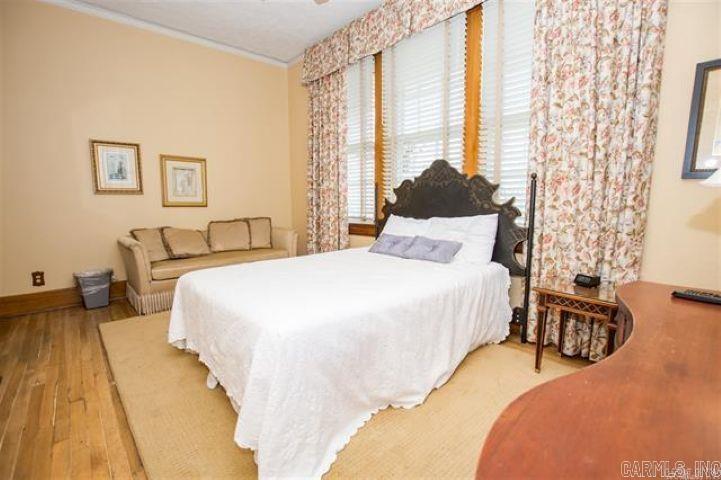 323 W Oak Property Photo 16