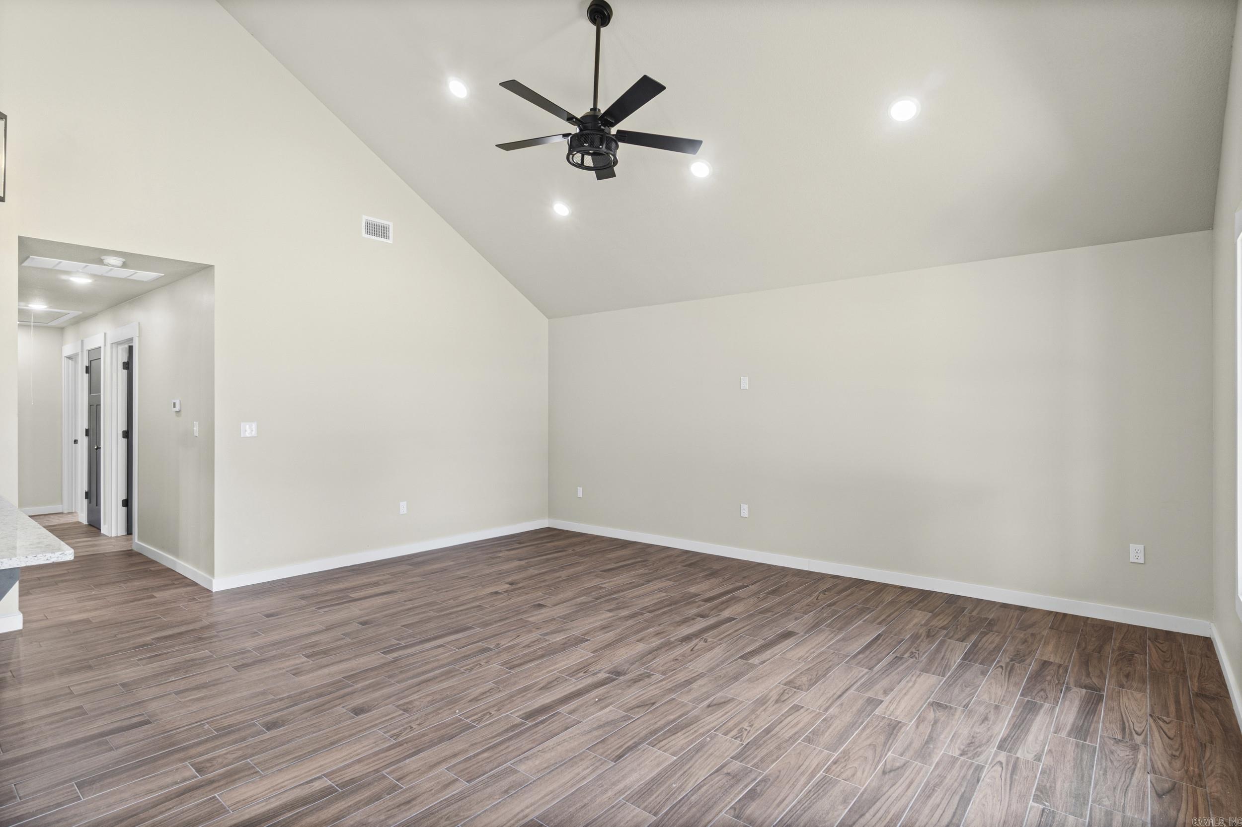 809 Forrest Ave E Property Photo 6