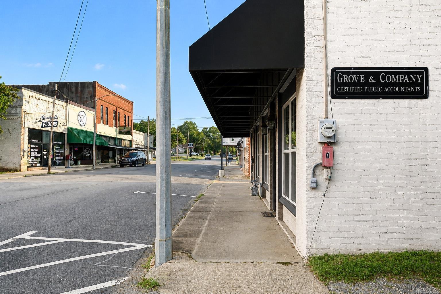 102-104 N Oak Street Property Photo 26