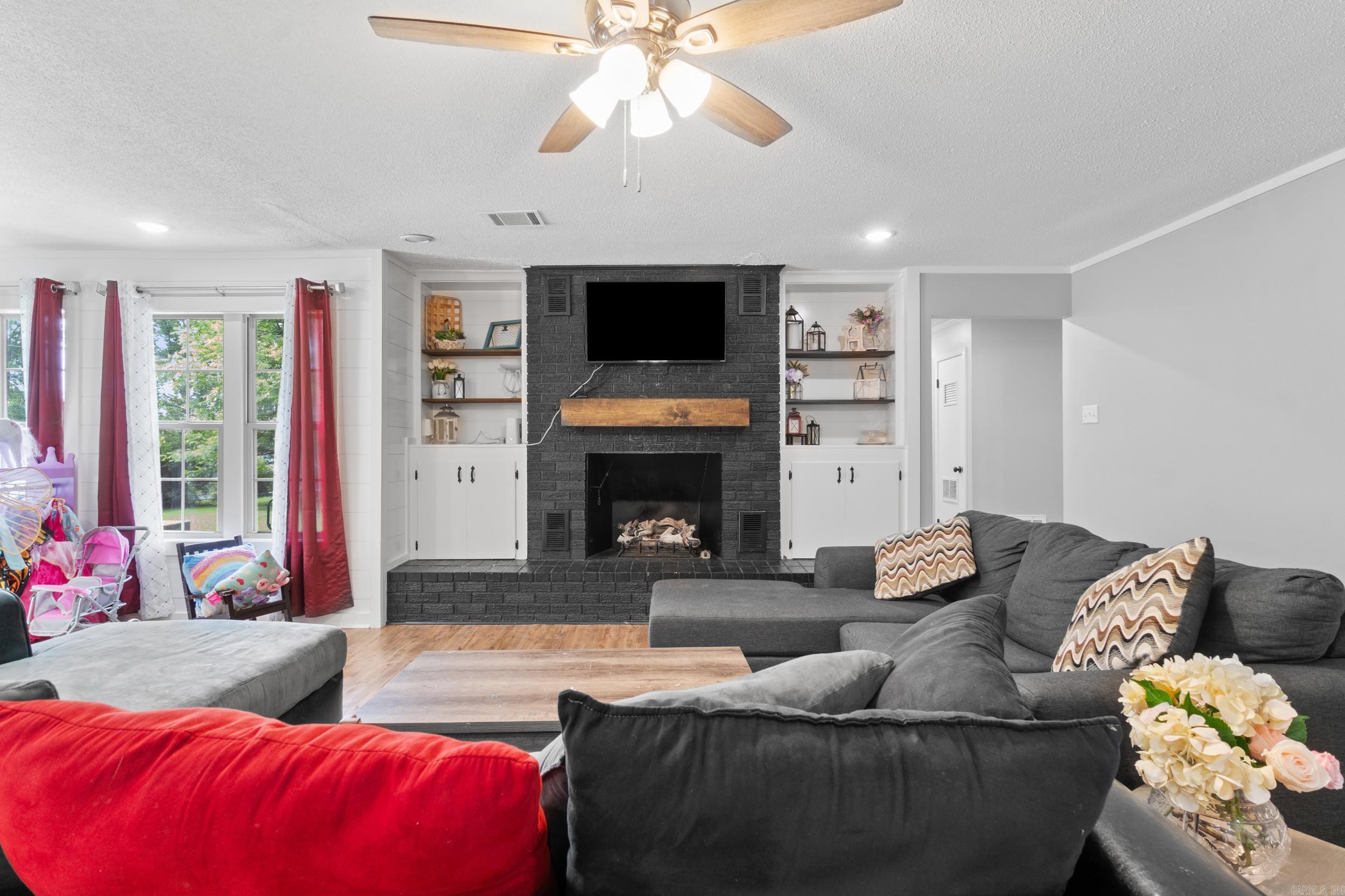 8 Susan Dr Property Photo 6