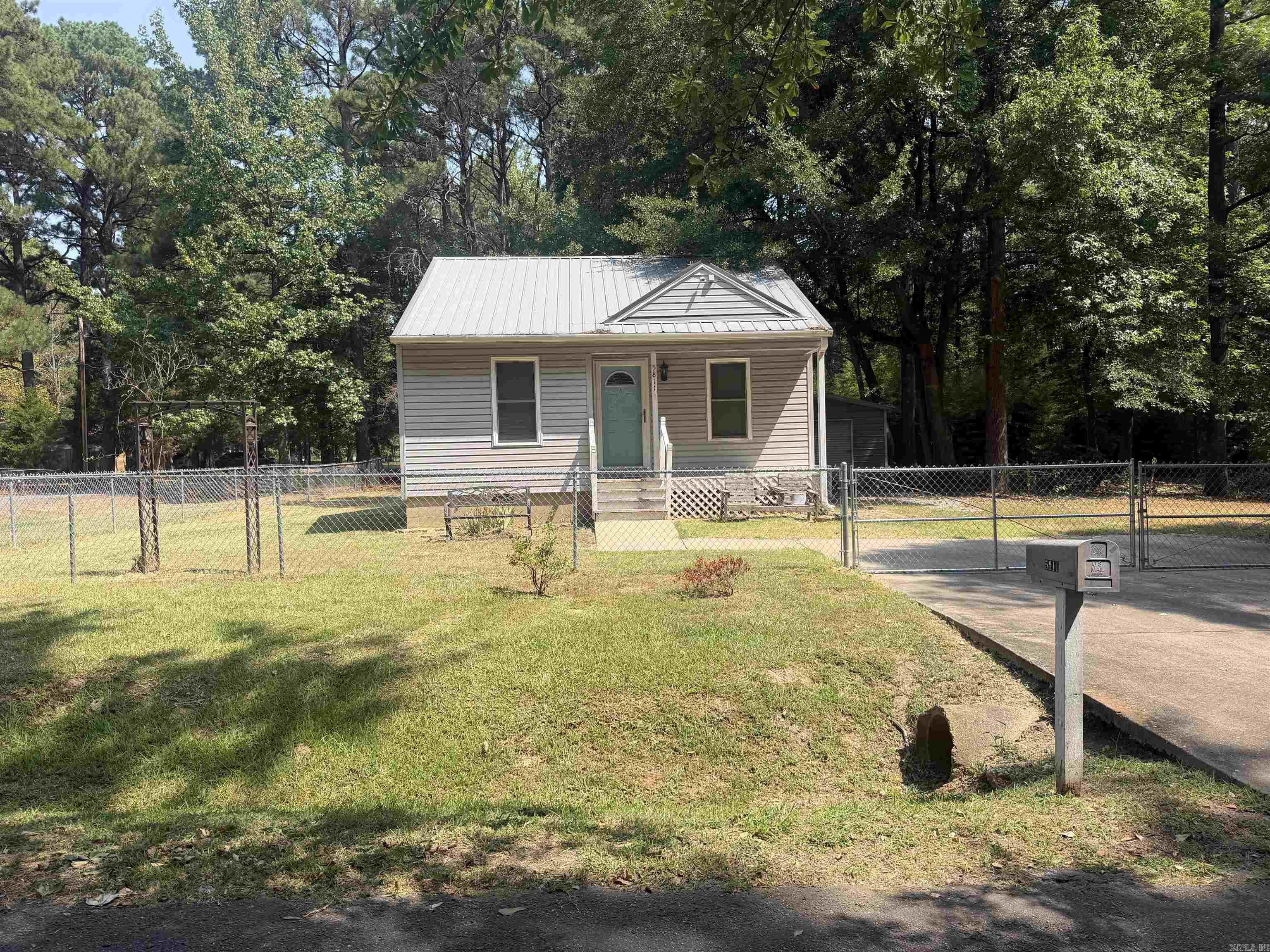 5811 W Jones Street Property Photo 1