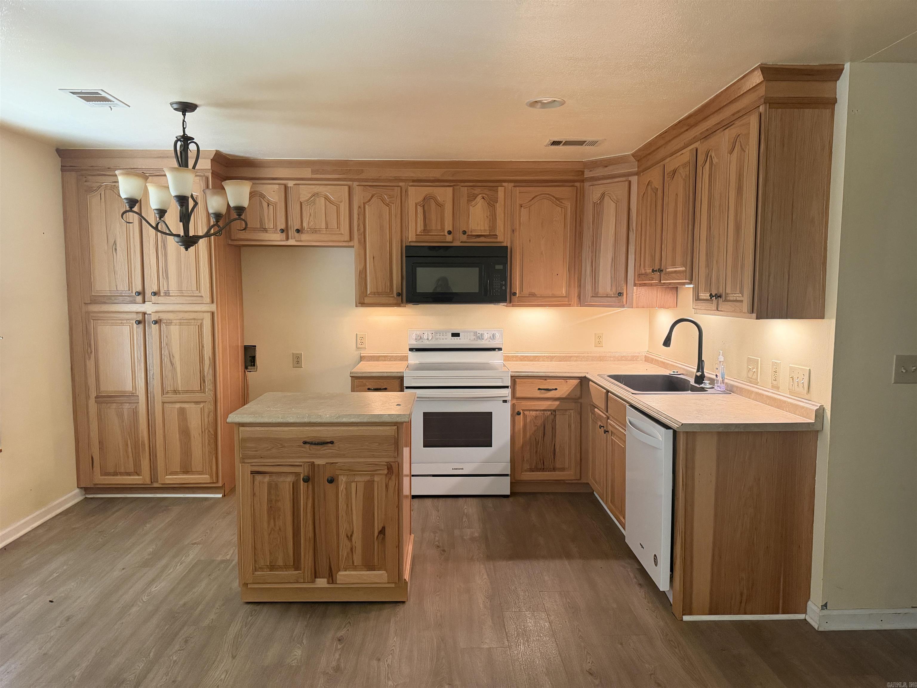 5811 W Jones Street Property Photo 7