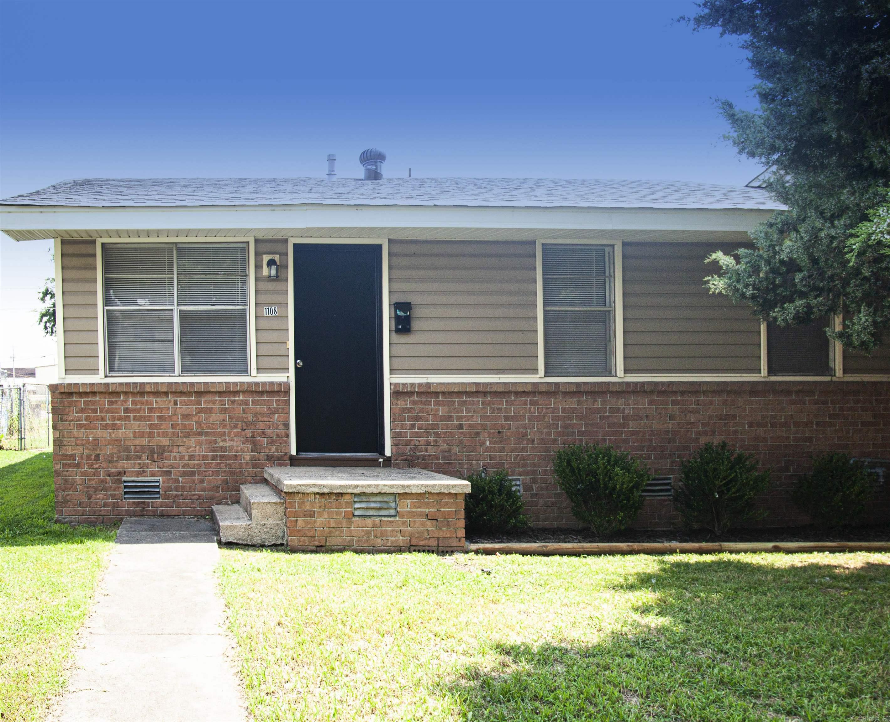 1108 E 11th Street Property Photo 1