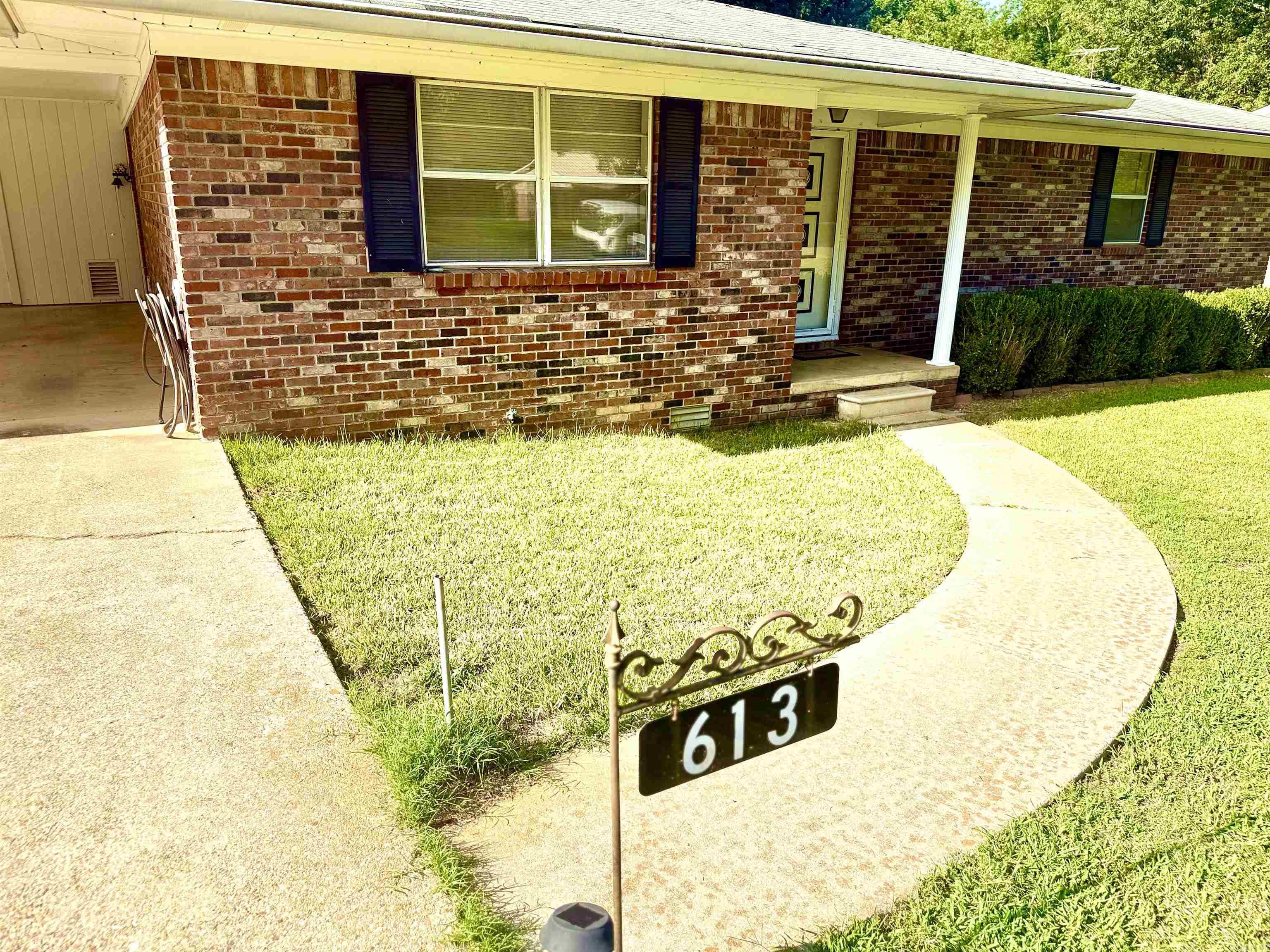 613 E Cedar Property Photo 1
