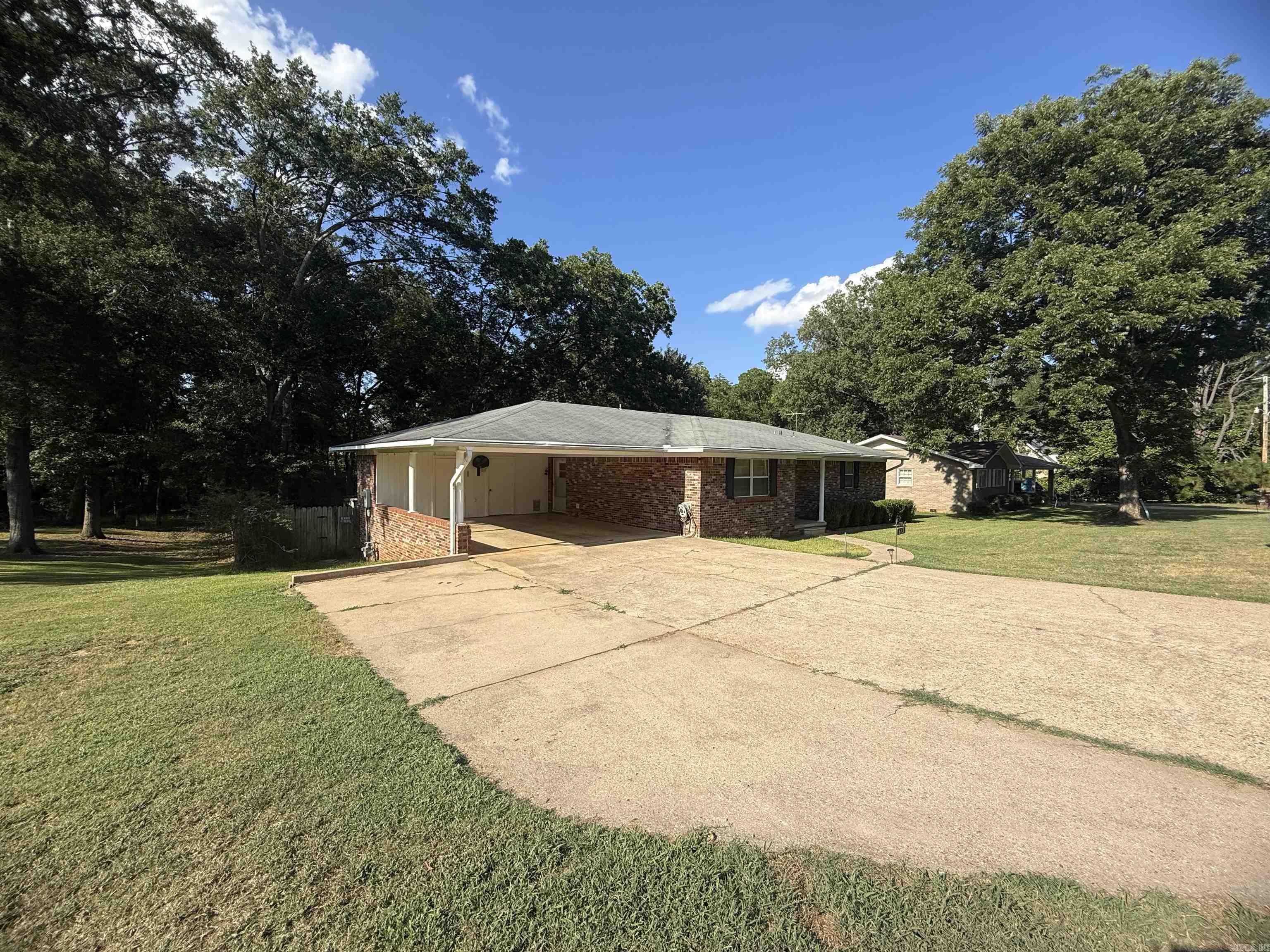 613 E Cedar Property Photo 2