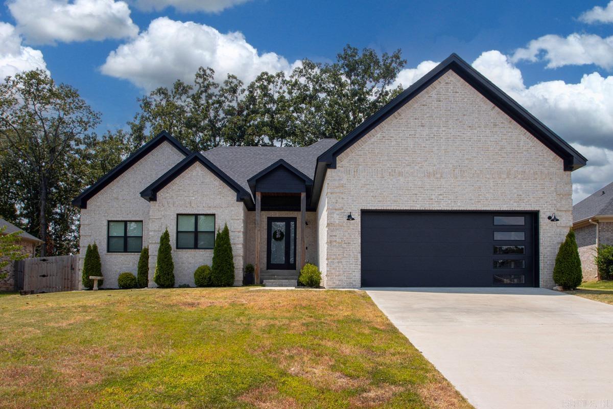 877 Oak Forest Circle Property Photo 1