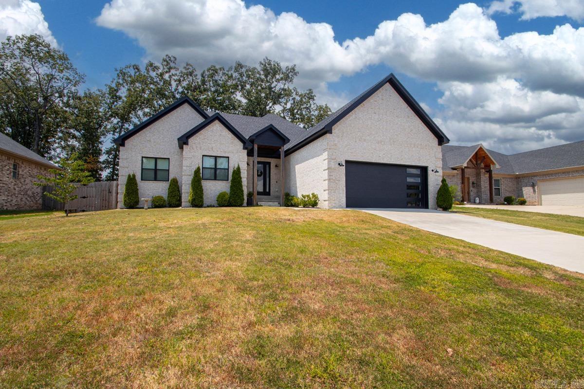 877 Oak Forest Circle Property Photo 3