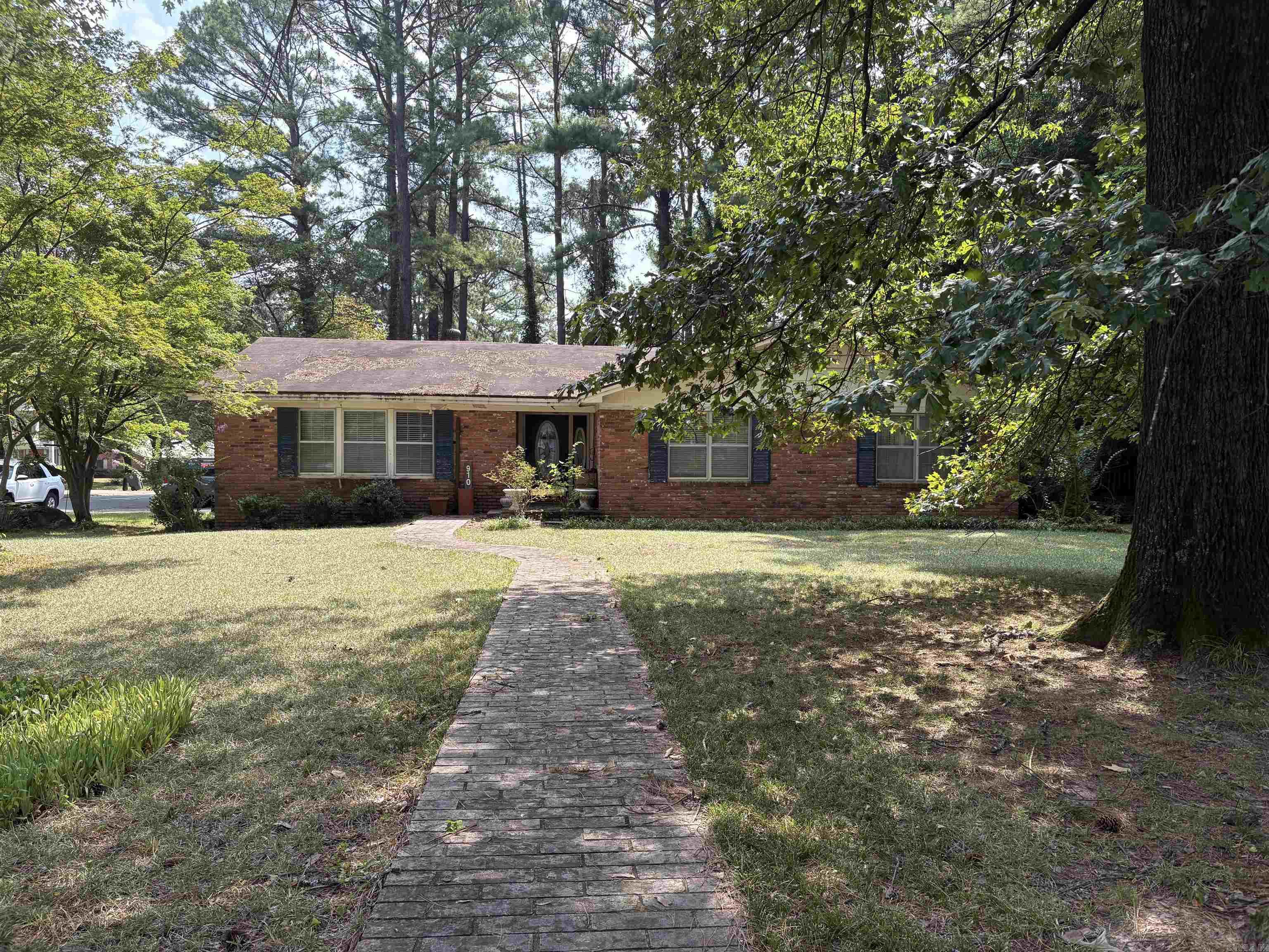 910 Sunnyhill