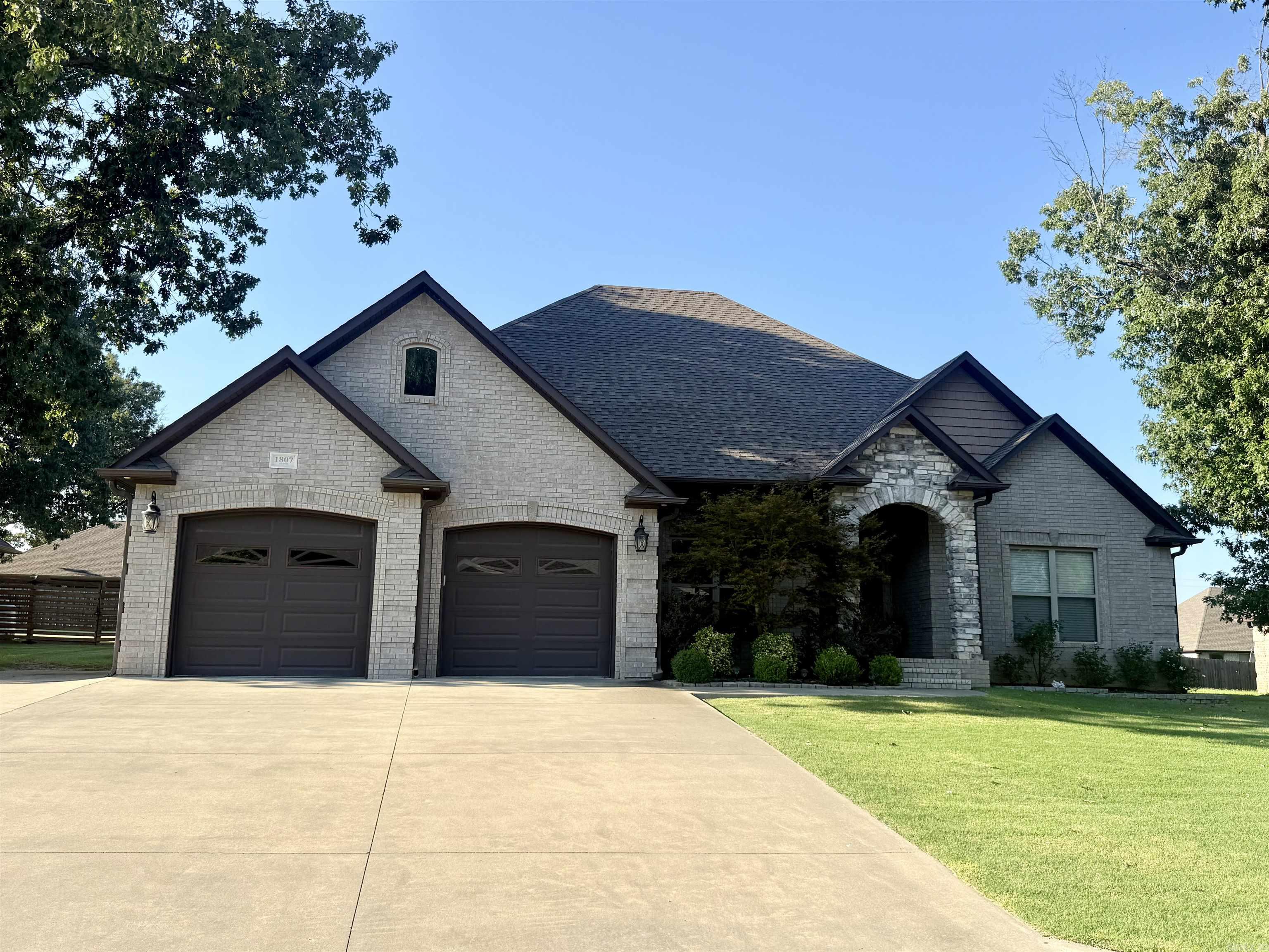1807 Austin Lane Property Photo 1