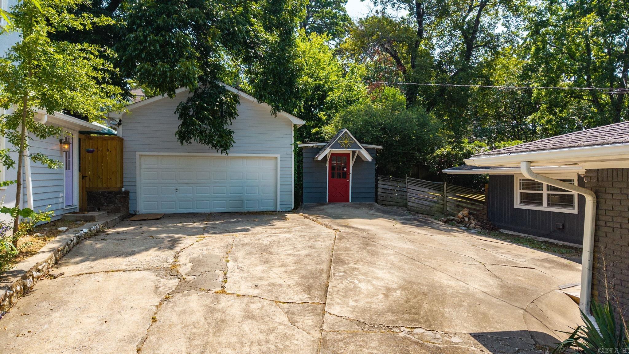 211 Colonial Court Property Photo 46