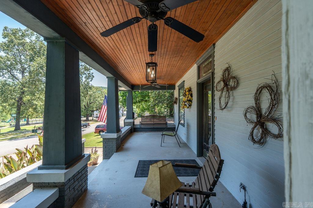 110 N Broadway Property Photo 6
