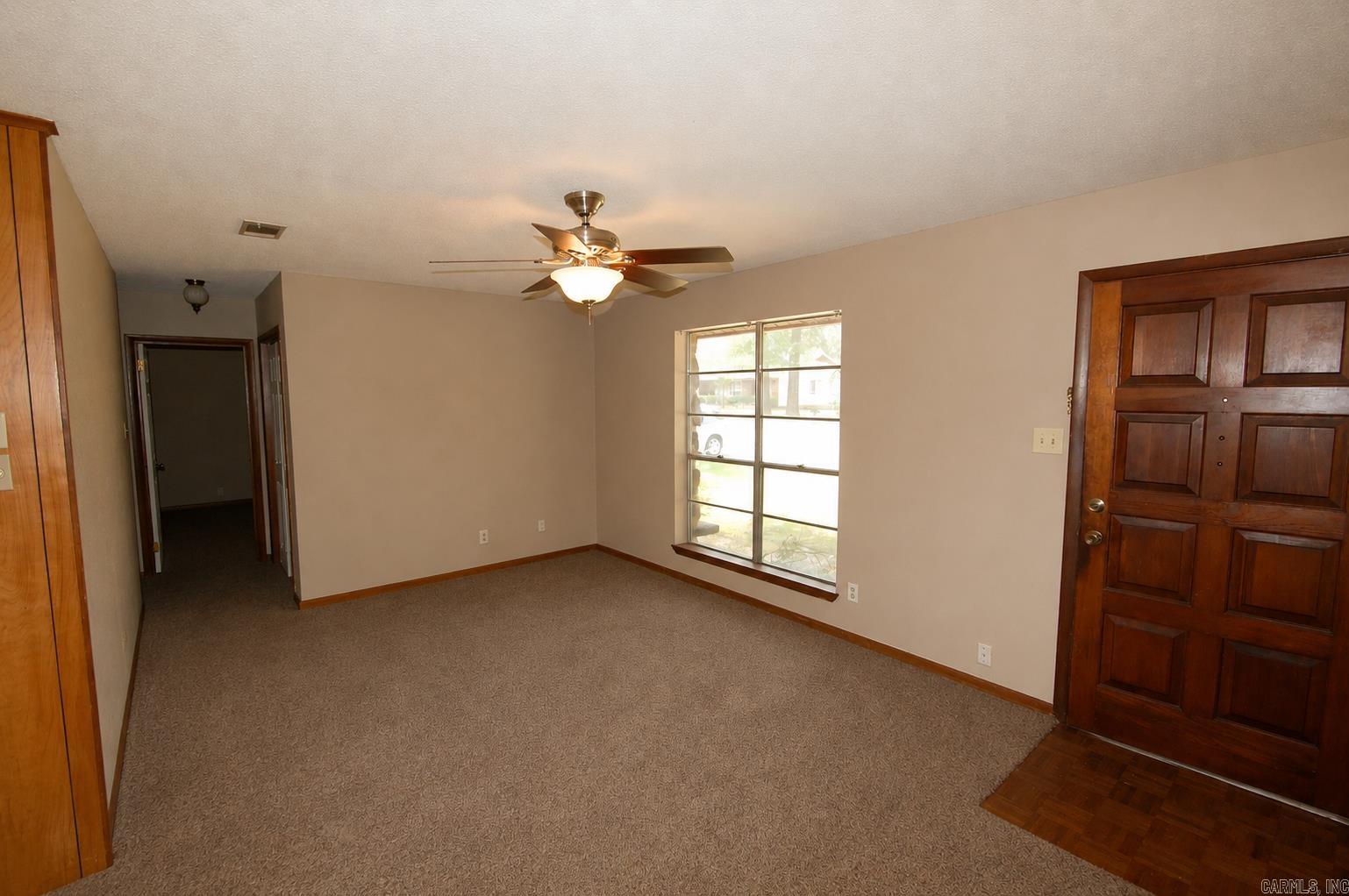 6102 N Woodview Drive Property Photo 3