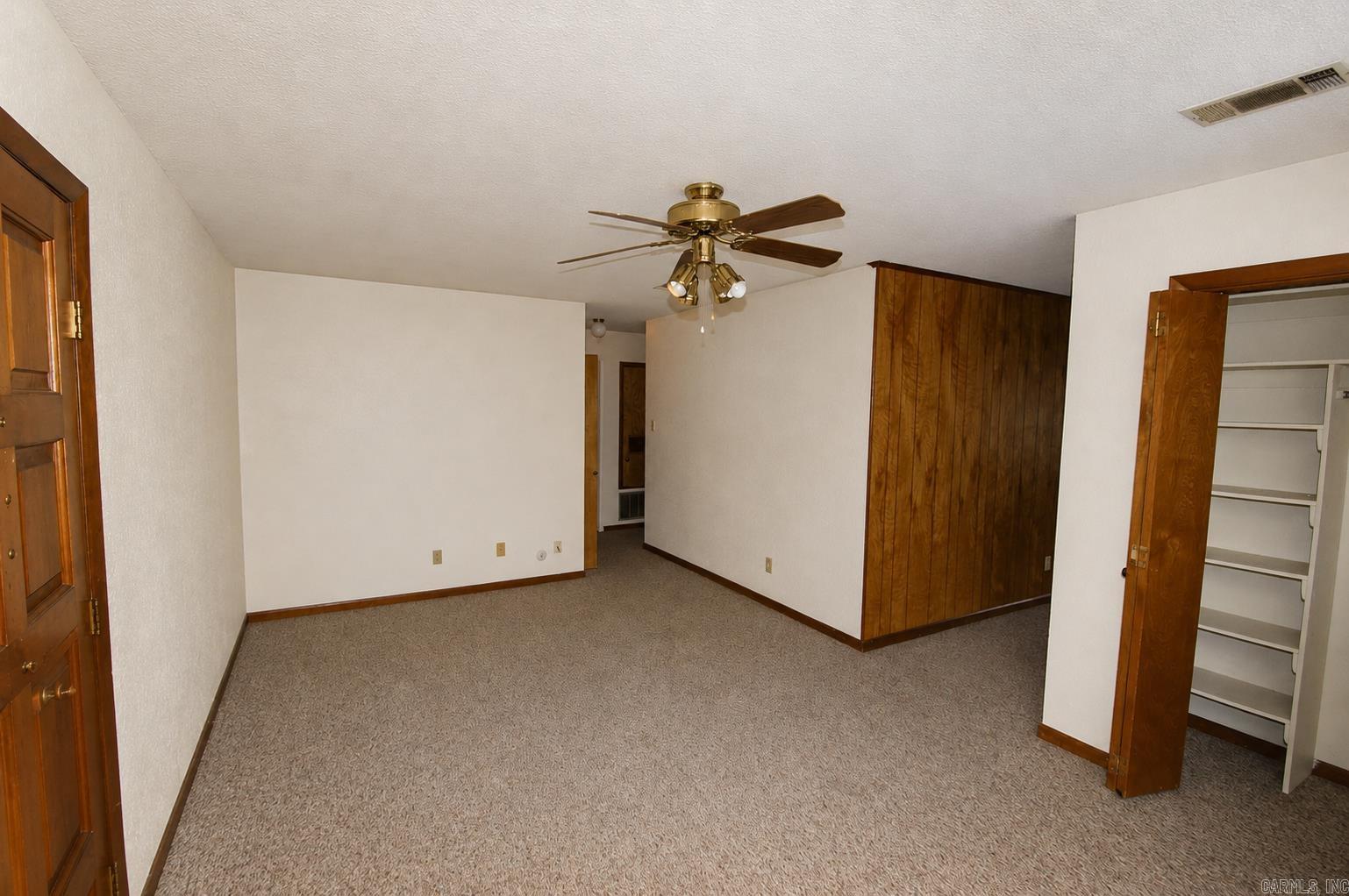 6102 N Woodview Drive Property Photo 4