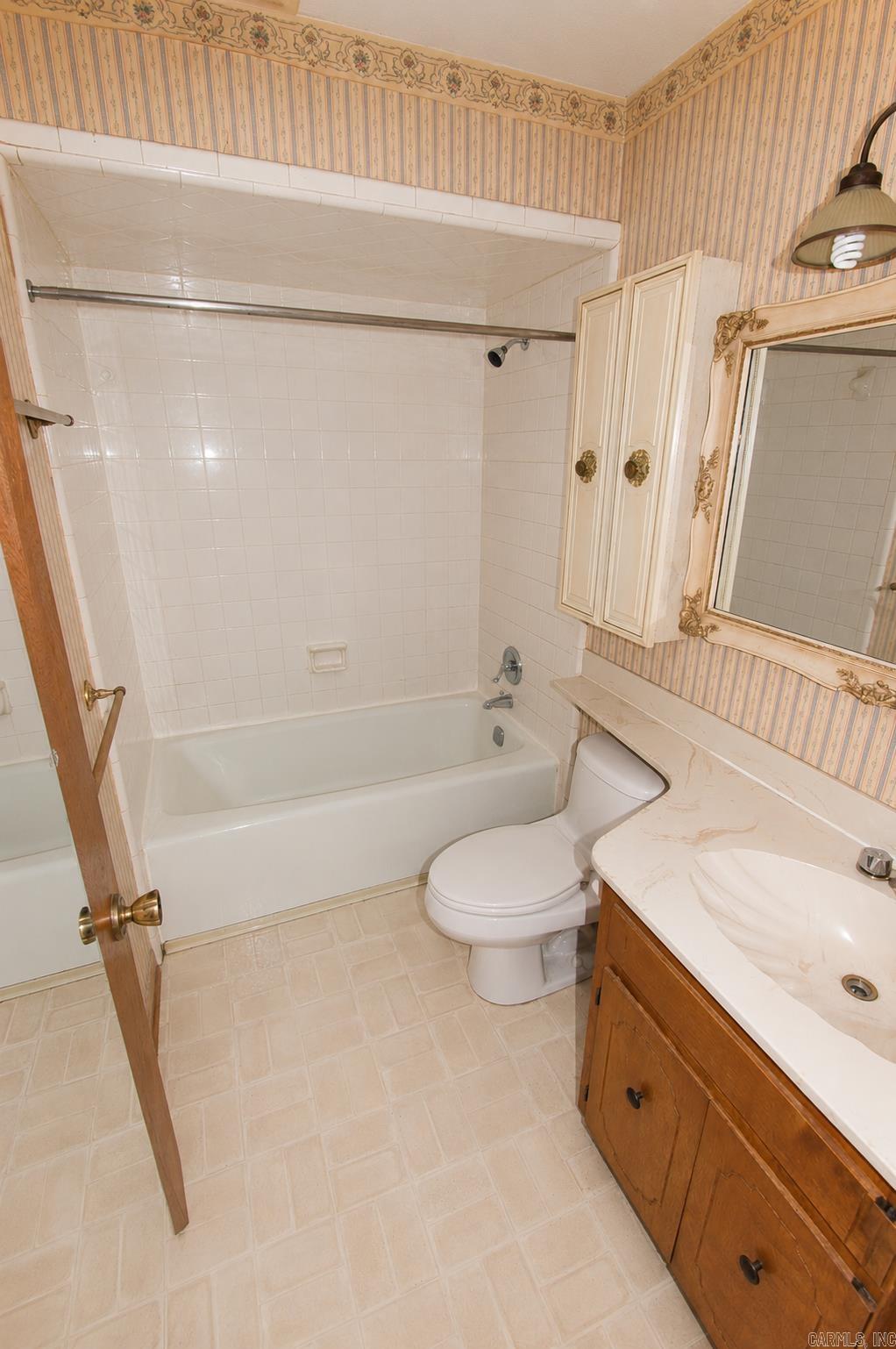 6102 N Woodview Drive Property Photo 11