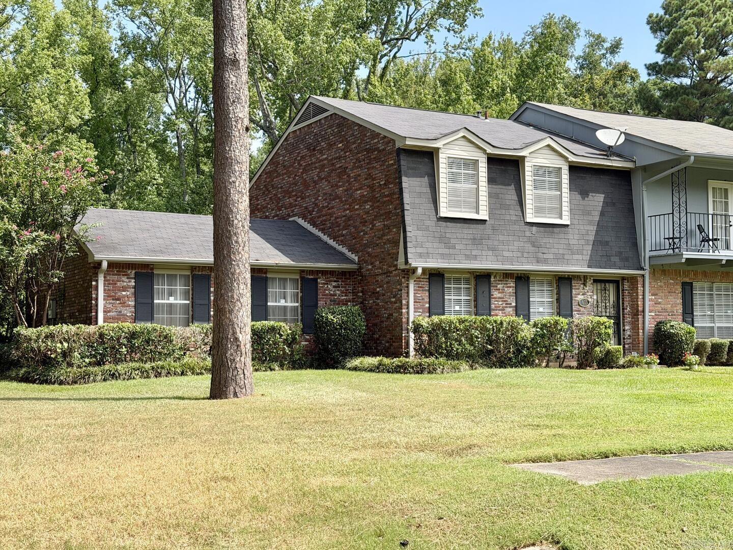 613 Greenbriar Drive Property Photo 3