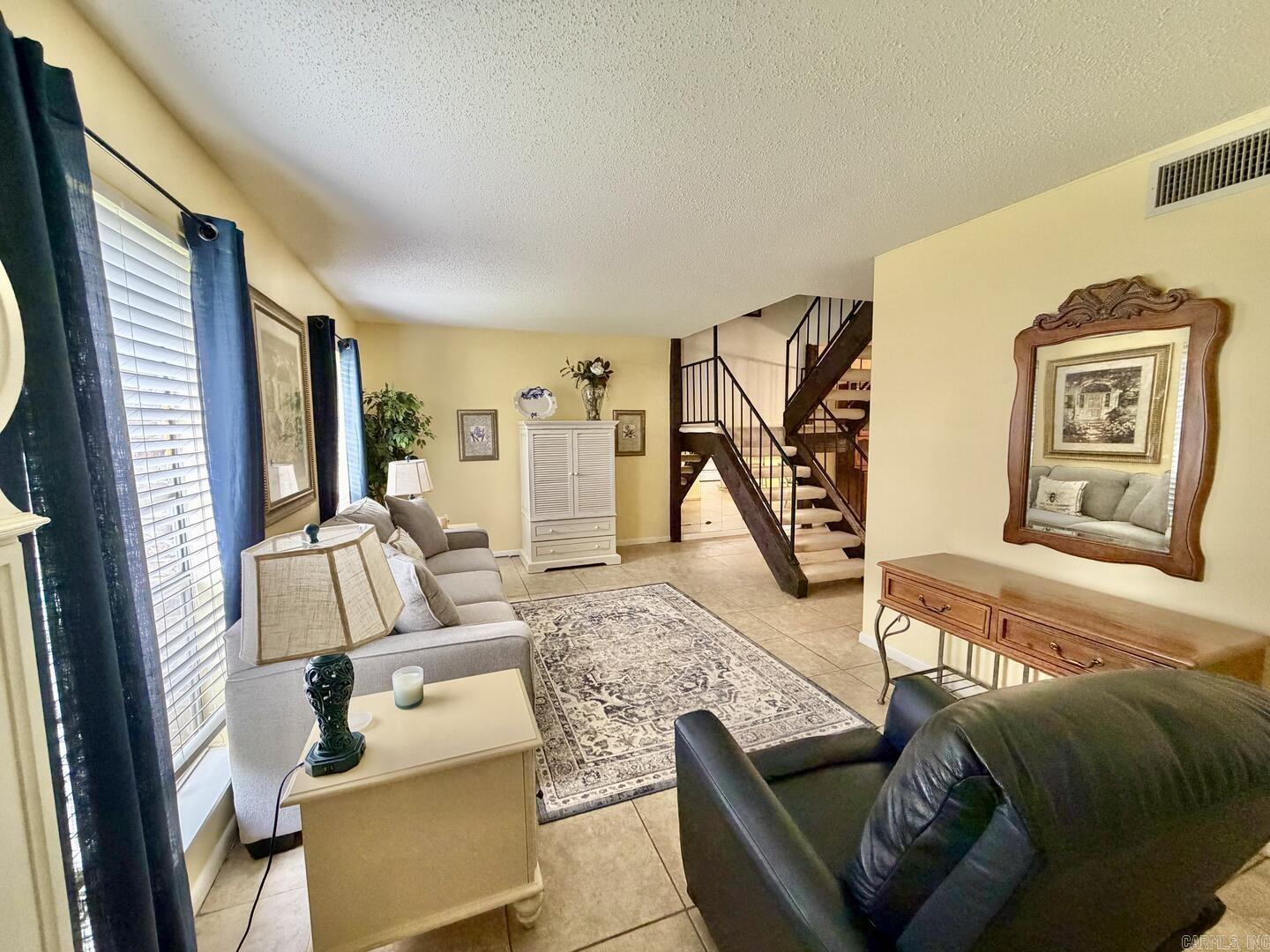 613 Greenbriar Drive Property Photo 4