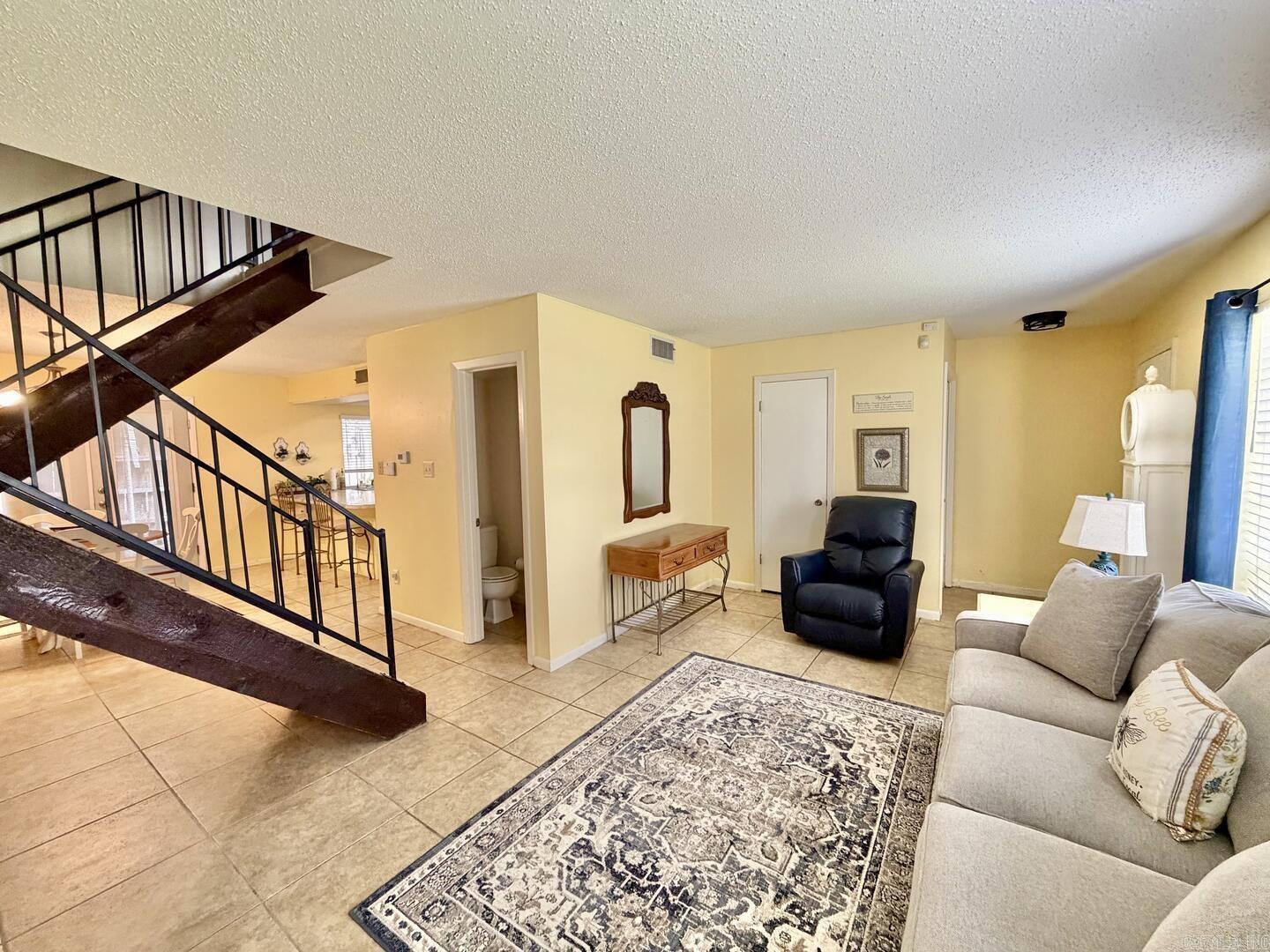 613 Greenbriar Drive Property Photo 6