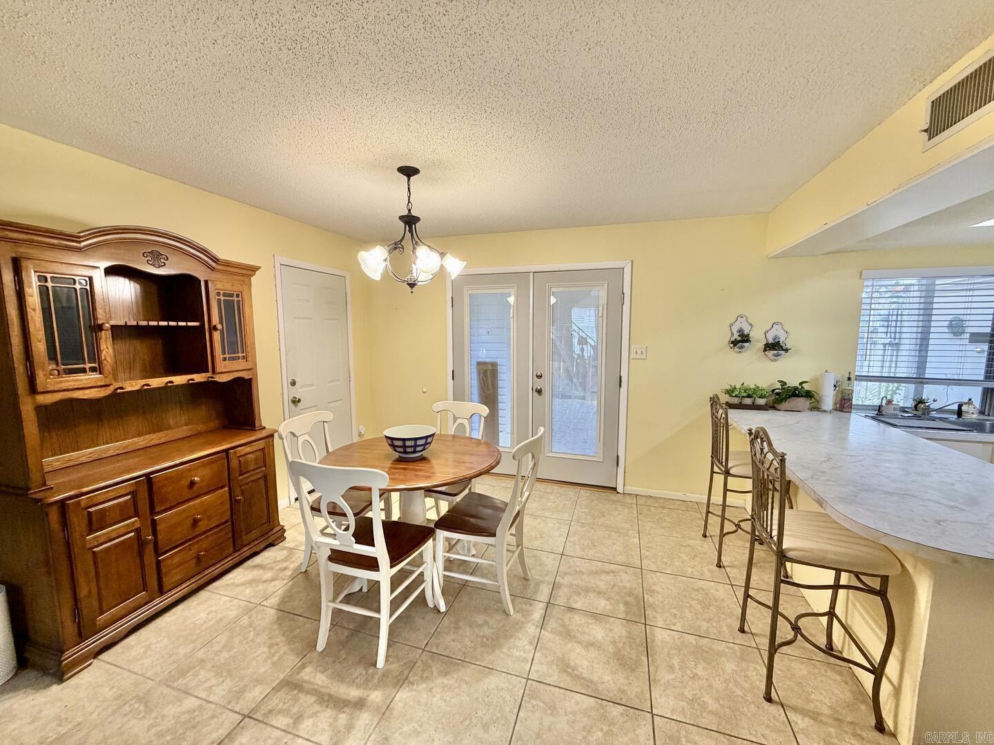 613 Greenbriar Drive Property Photo 9