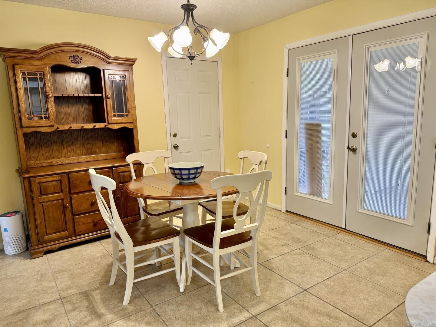 613 Greenbriar Drive Property Photo 13