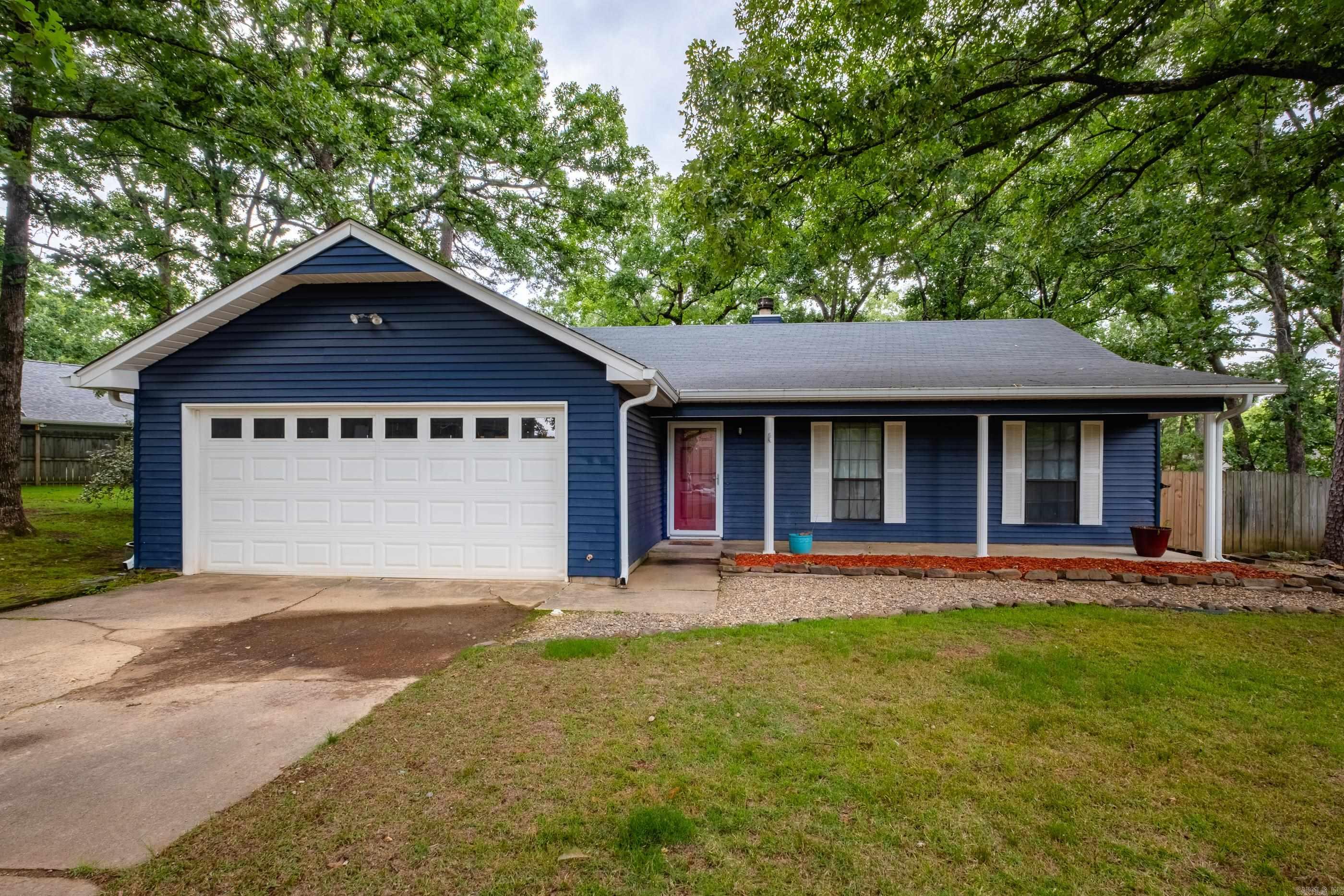 4 Oak Forest Cove Property Photo 2