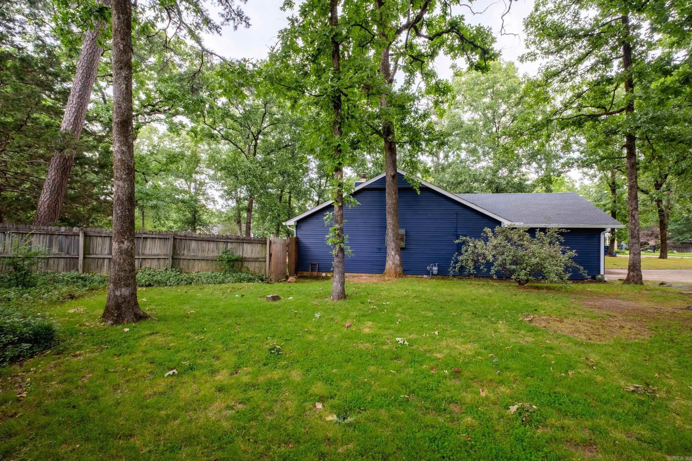 4 Oak Forest Cove Property Photo 3