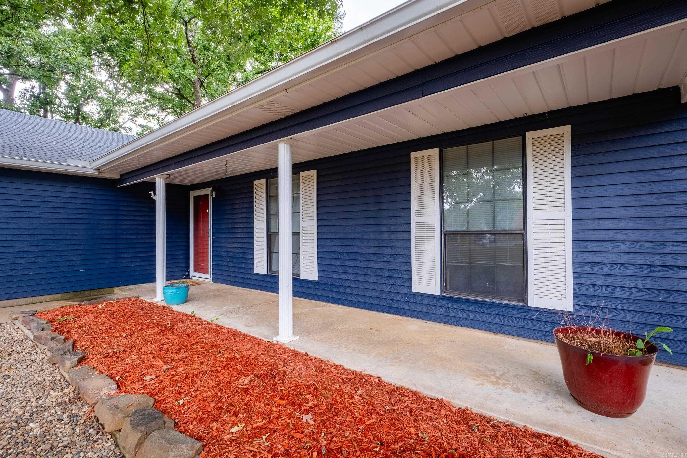 4 Oak Forest Cove Property Photo 4