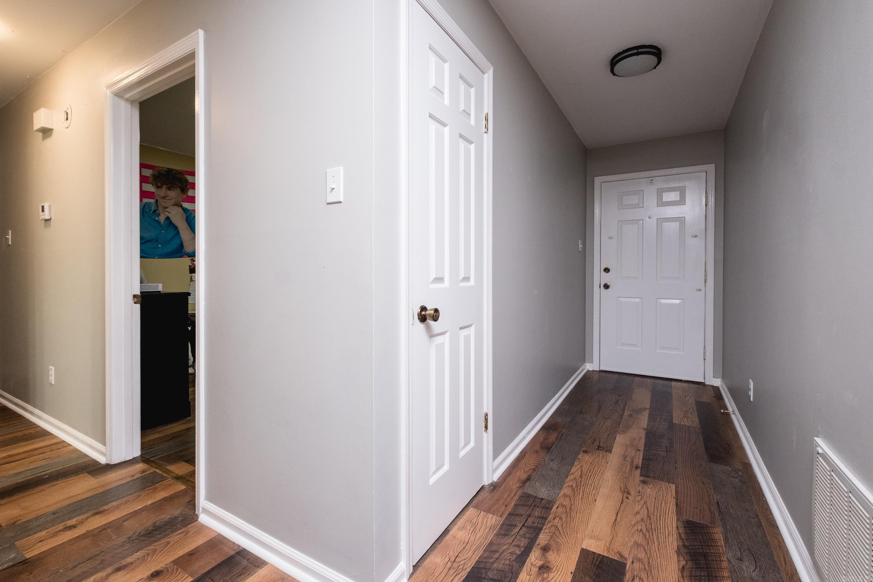 4 Oak Forest Cove Property Photo 5