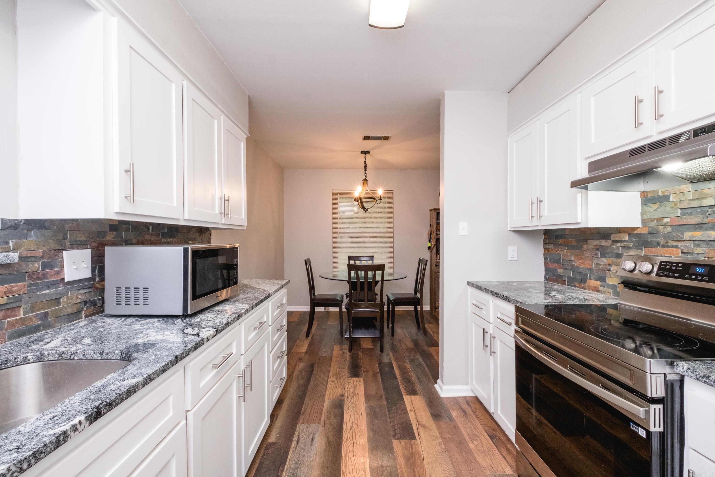 4 Oak Forest Cove Property Photo 13