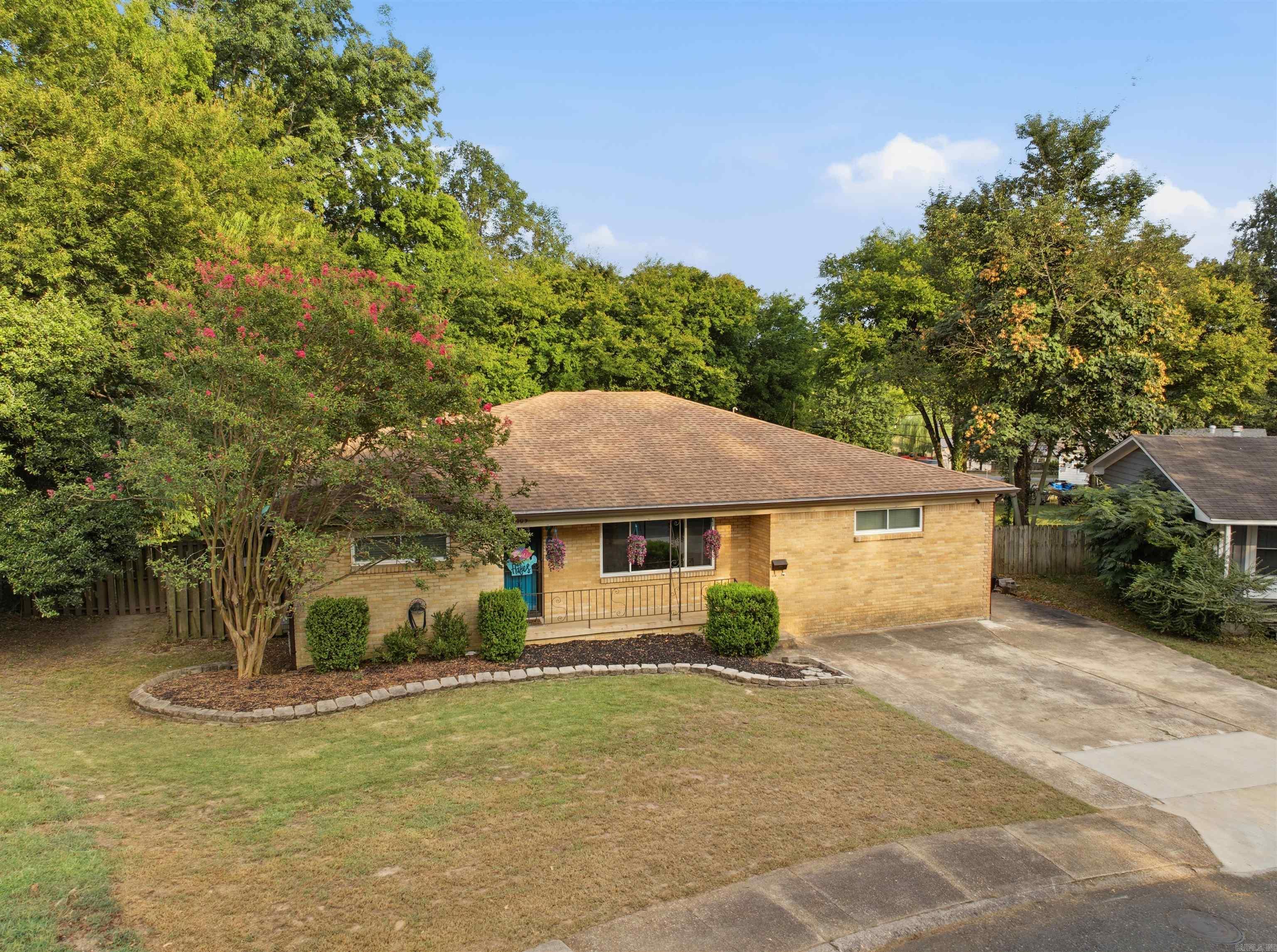 705 Oakwood Drive Property Photo 1