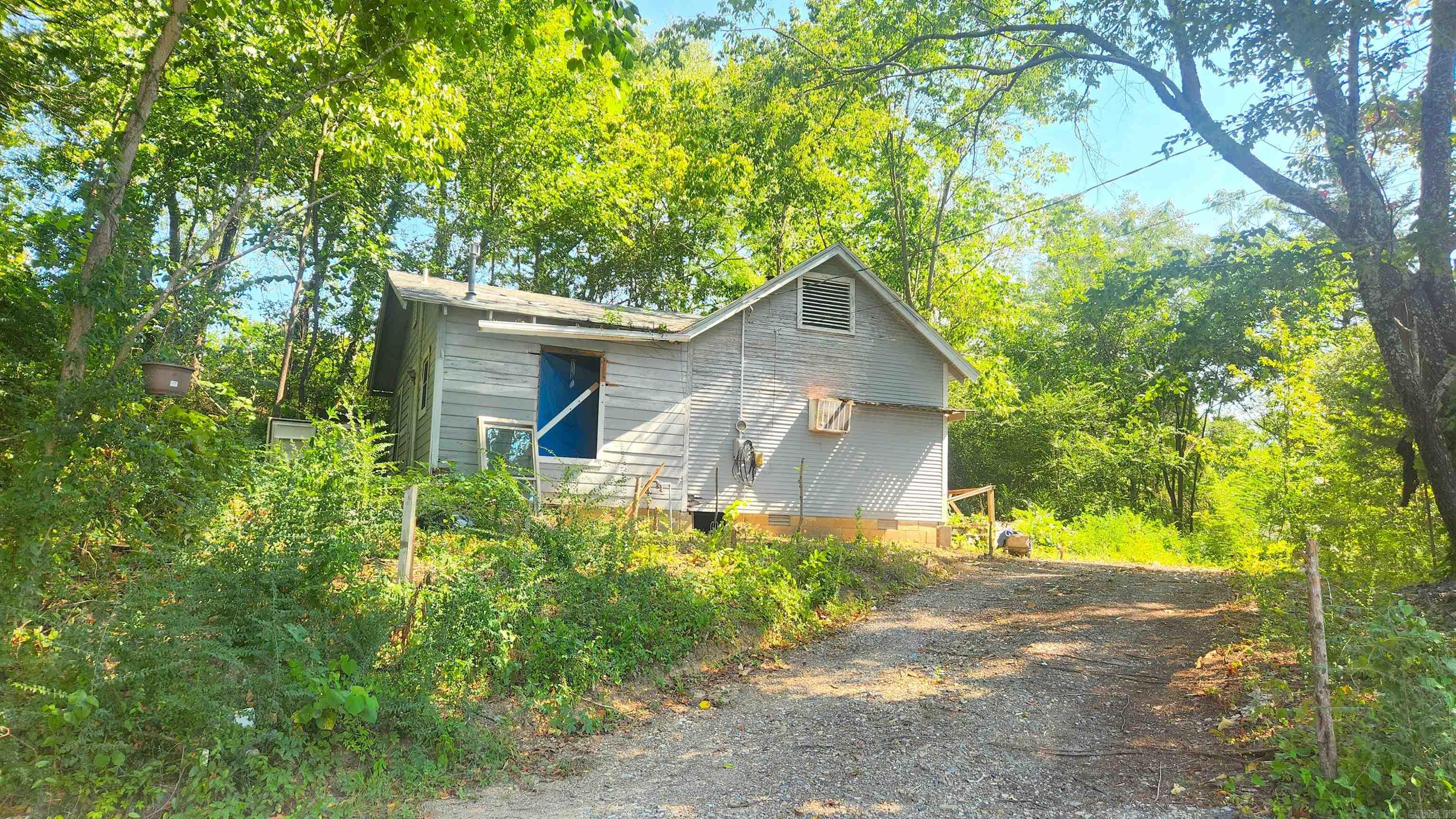 112 Lois Ln
