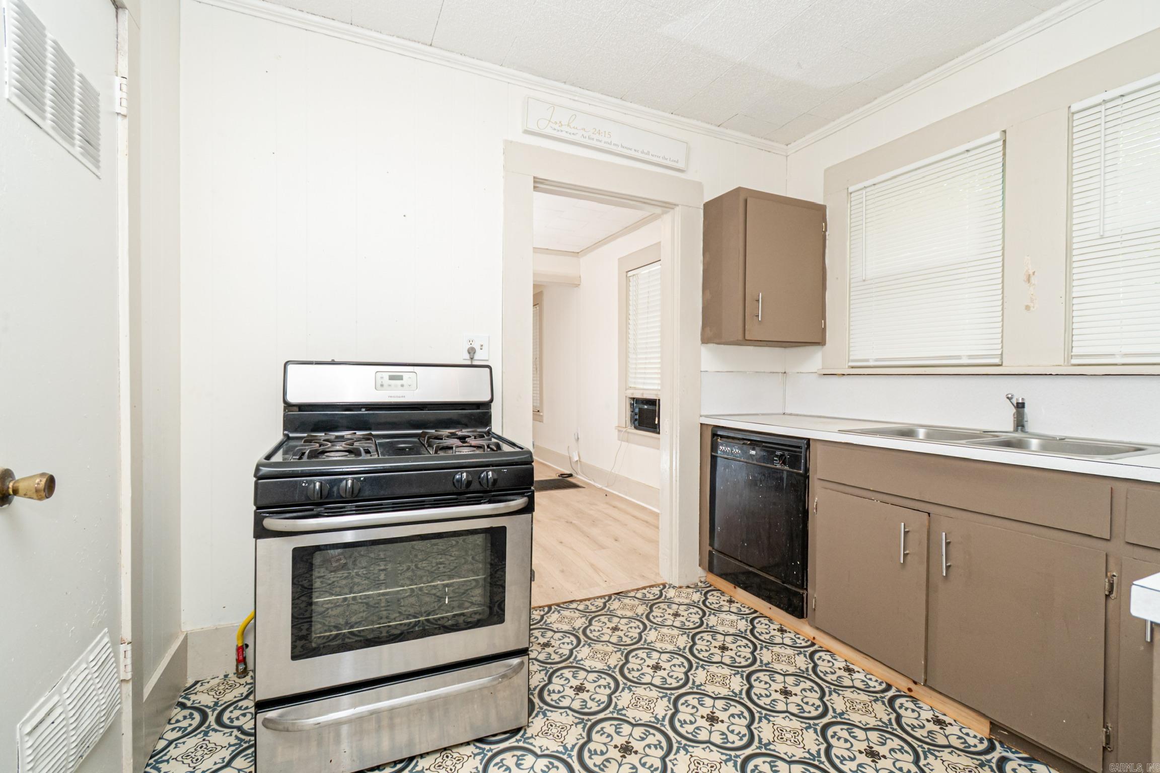 906 N Park Street Property Photo 5