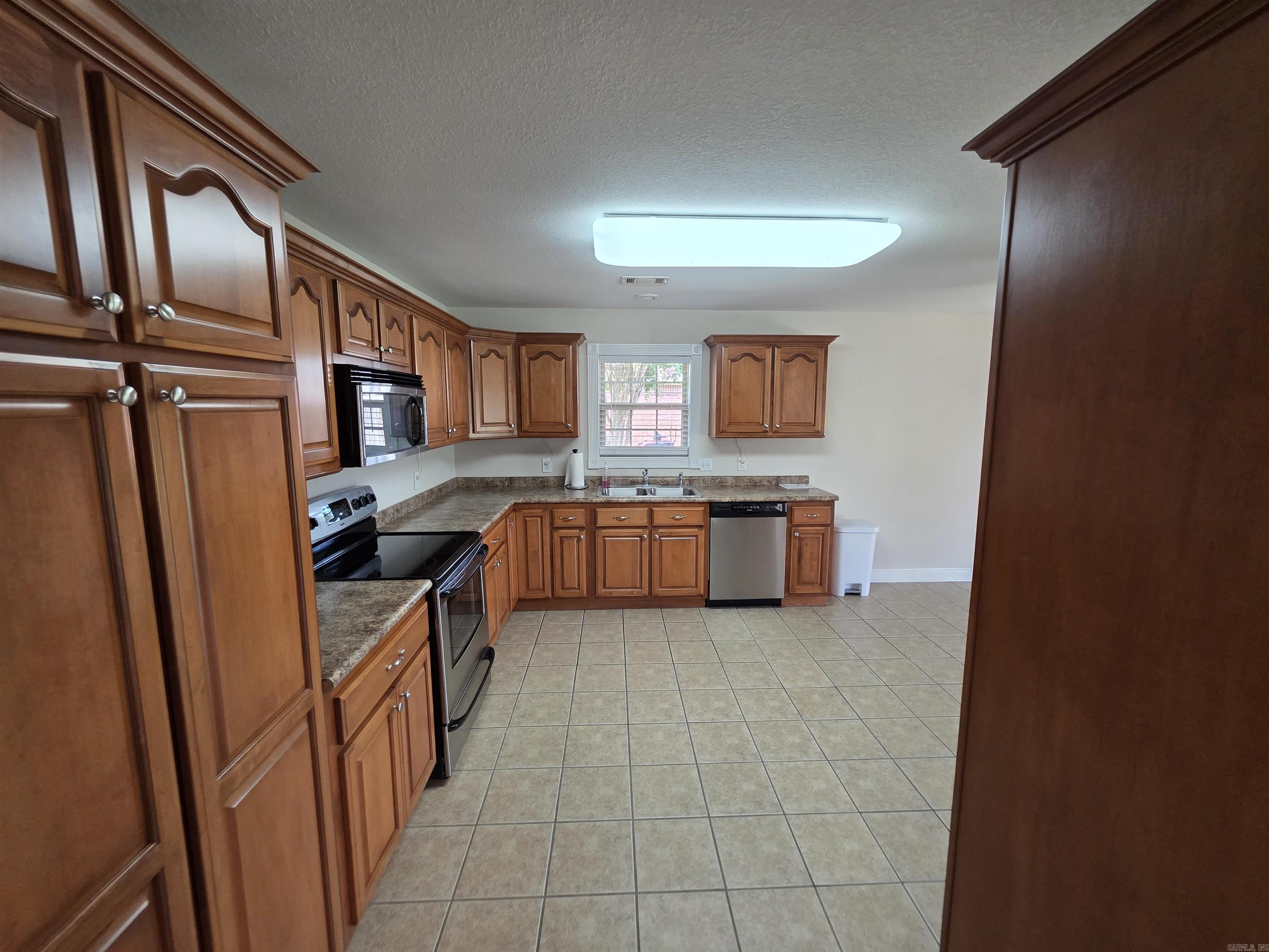 2903 Cambridge Drive Property Photo 11