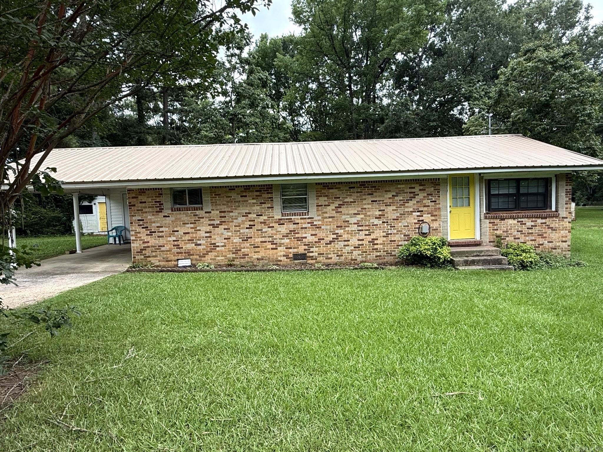 109 W Elm St Property Photo 1