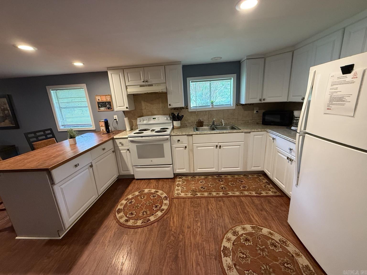 109 W Elm St Property Photo 3