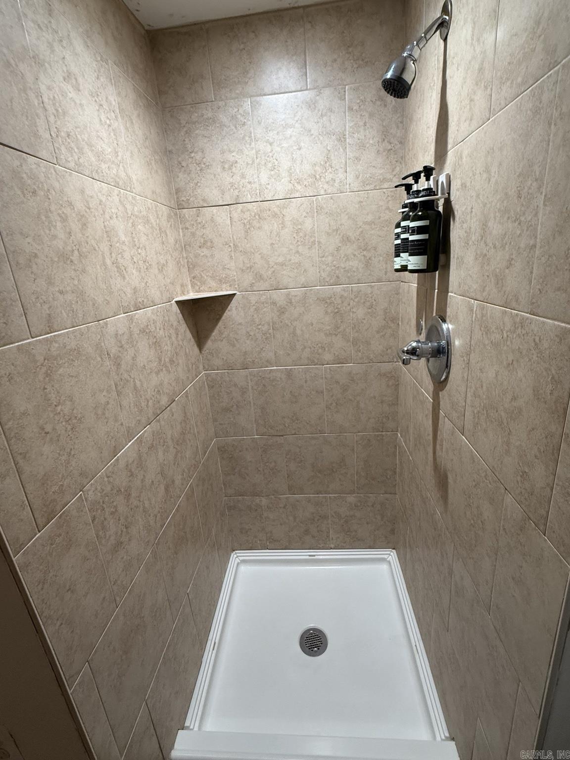 109 W Elm St Property Photo 16